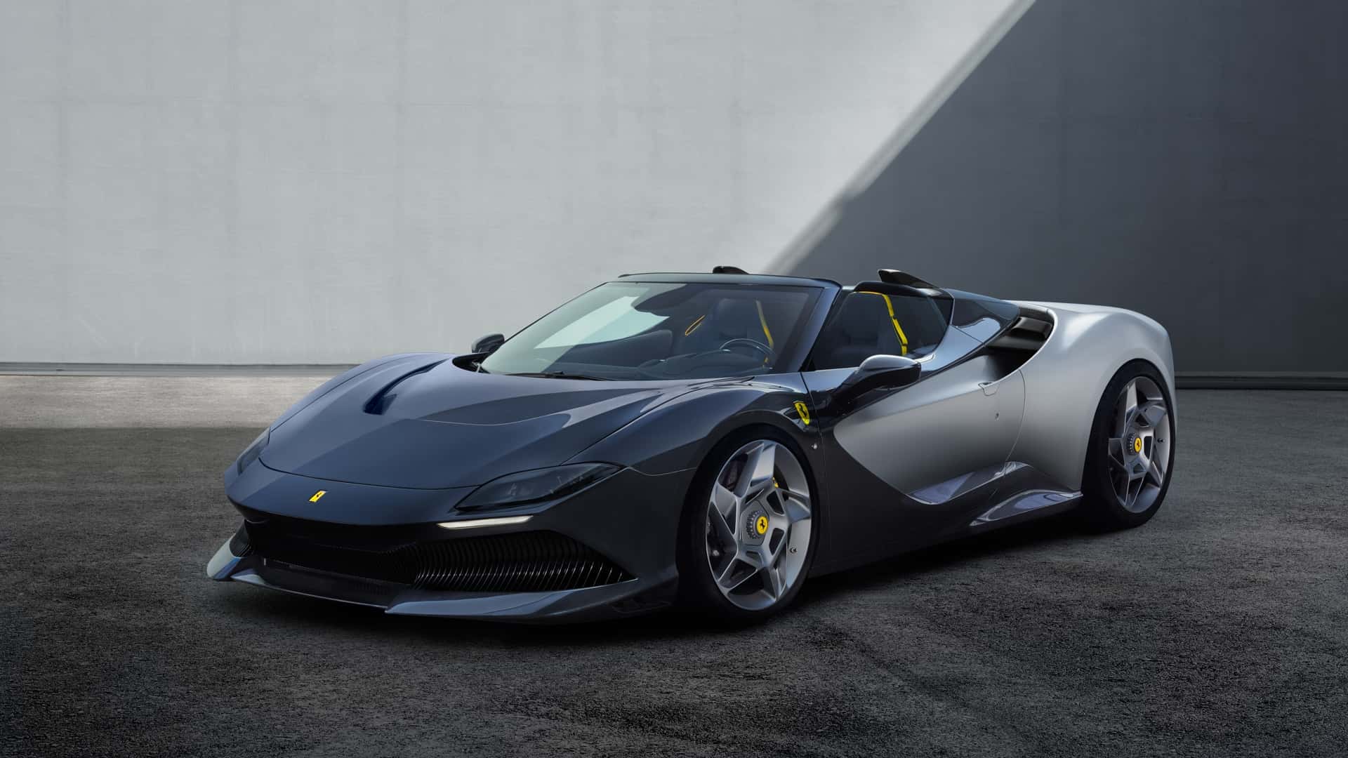    : Ferrari   720-  ()