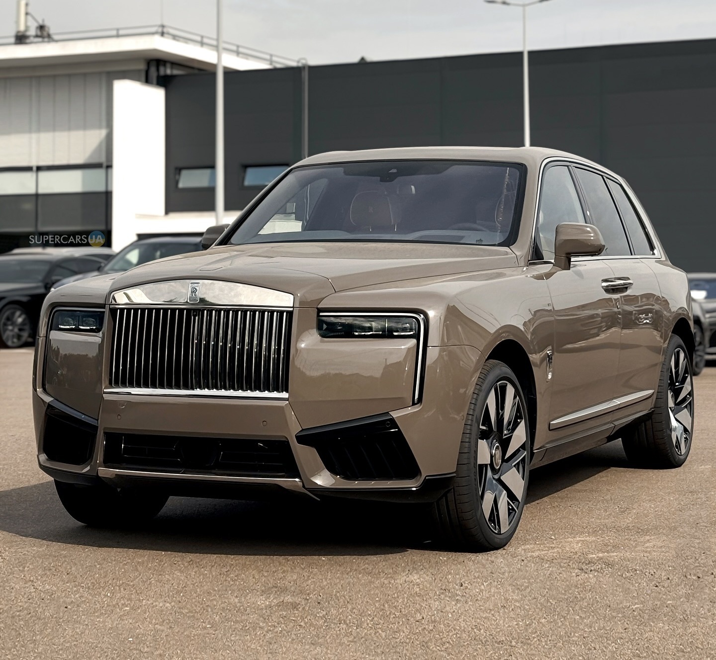         Rolls-Royce Cullinan 2024 ()