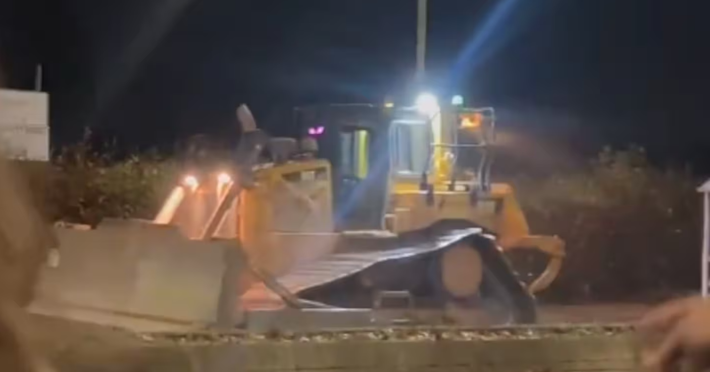 Пьяный мужчина угнал 24-тонный бульдозер и устроил хаос на улицах города (видео)