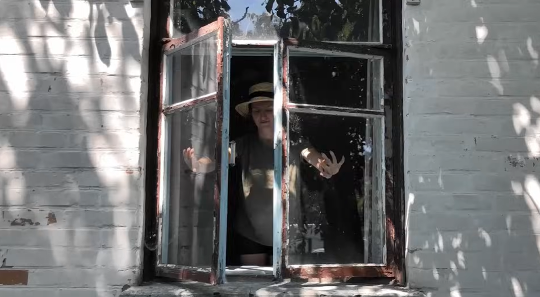 Переселенцы заехали в заброшенный дом в селе: что они там сделали (фото)