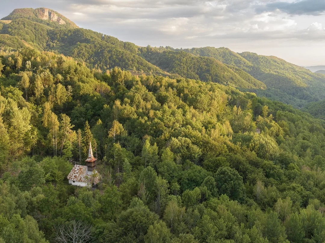В лесах Трансильвании: блогеры показали, как выглядит самое изолированное село в мире (фото, видео)