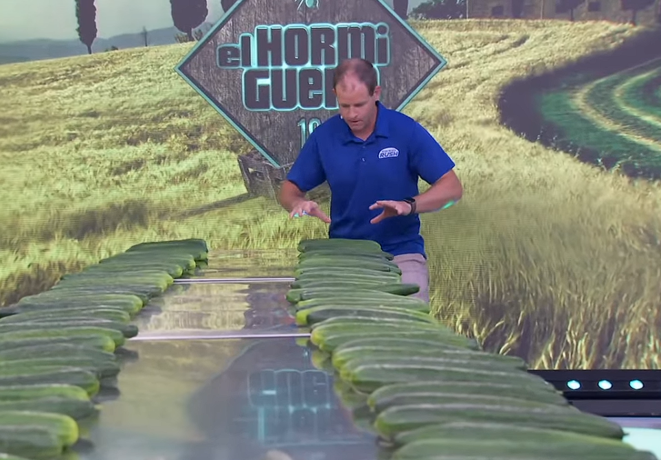 Мужчина, который любит хрустеть огурцами, установил необычный мировой рекорд (видео)