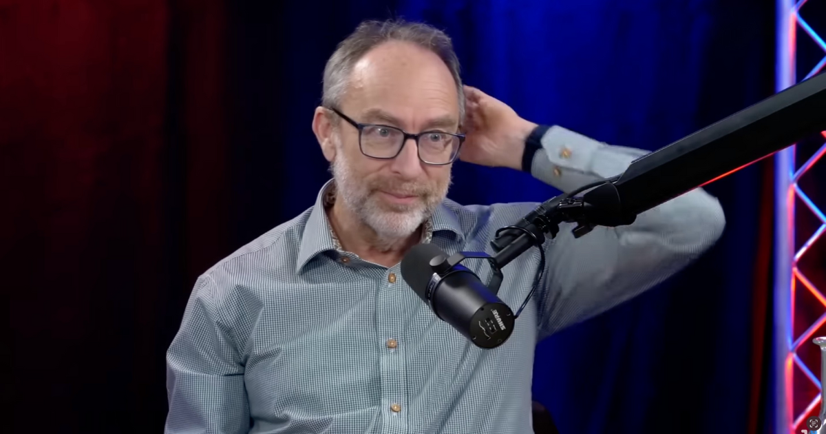 Скандальное интервью длилось 1 минуту: Джимми Уэйлс ушел после первого вопроса (видео)