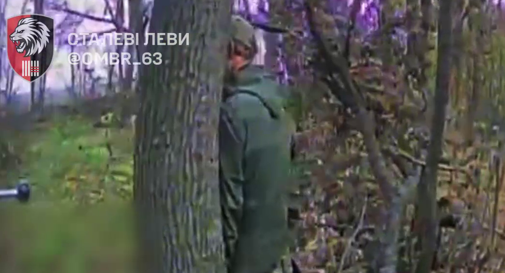 В ВСУ показали новую тактику оккупантов избежать удара дроном (видео)