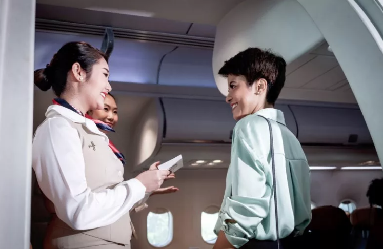 "Стюардессы это обожают": какие признаки выдают человека, который впервые летит самолетом