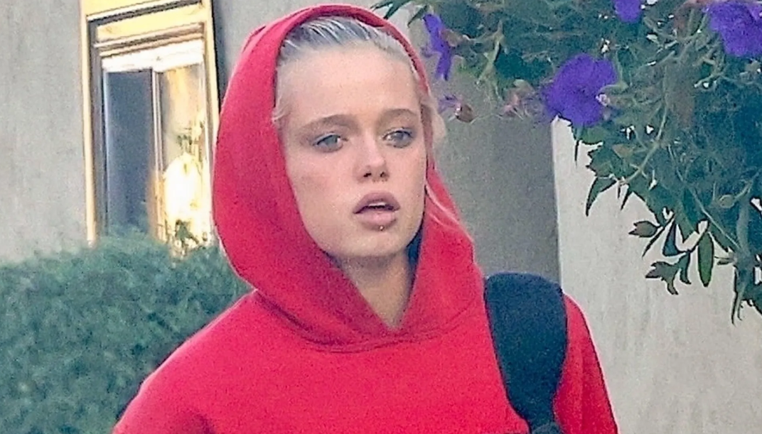 Дочь Анджелины Джоли и Брэда Питта сняли посреди улицы (фото)