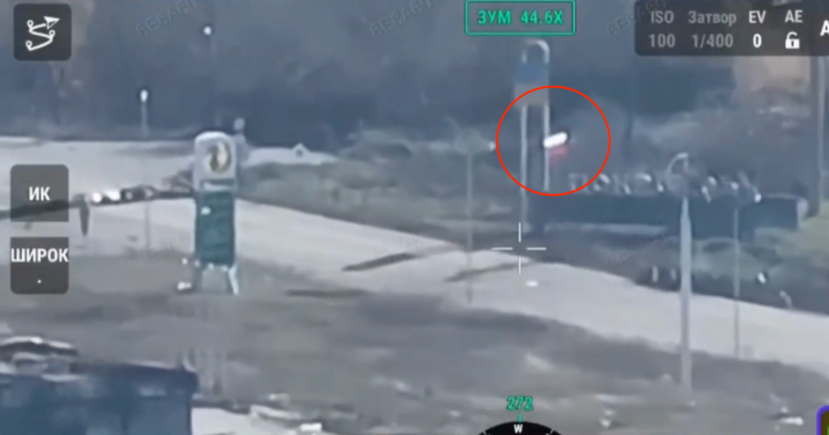 "Тряпка как появилась — так и исчезла": защитники уничтожили триколор в Покровске (видео)