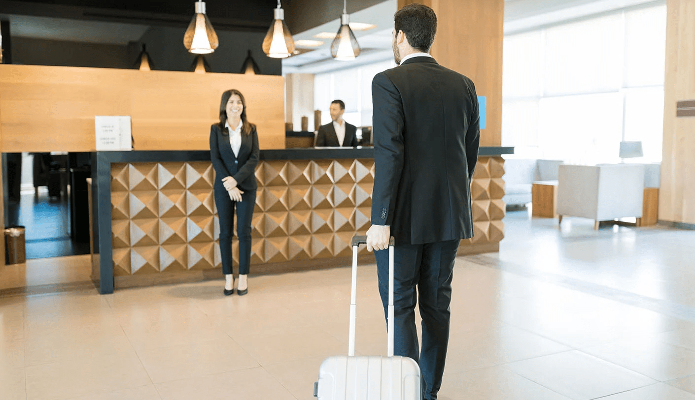 Частый гость: работник отеля удивил постояльца неожиданным подарком (фото)