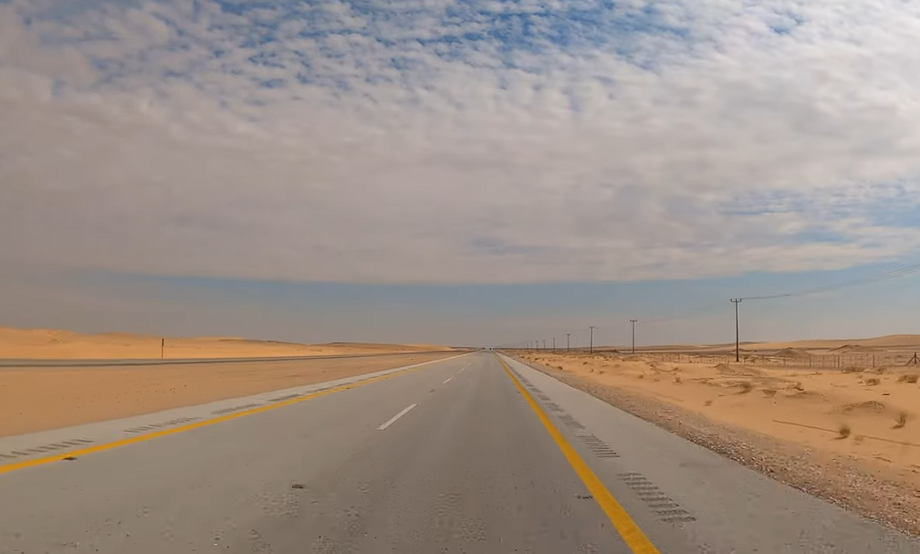 Только прямо и вперед: как выглядит самая длинная в мире прямая дорога без единого поворота (видео)