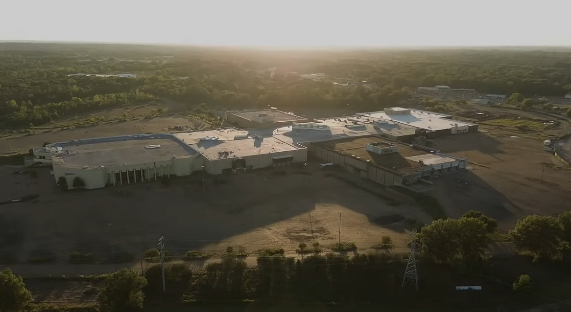 Блогеры услышали "жуткое рычание" в заброшенном ТЦ: найденный источник звука их шокировал (видео)