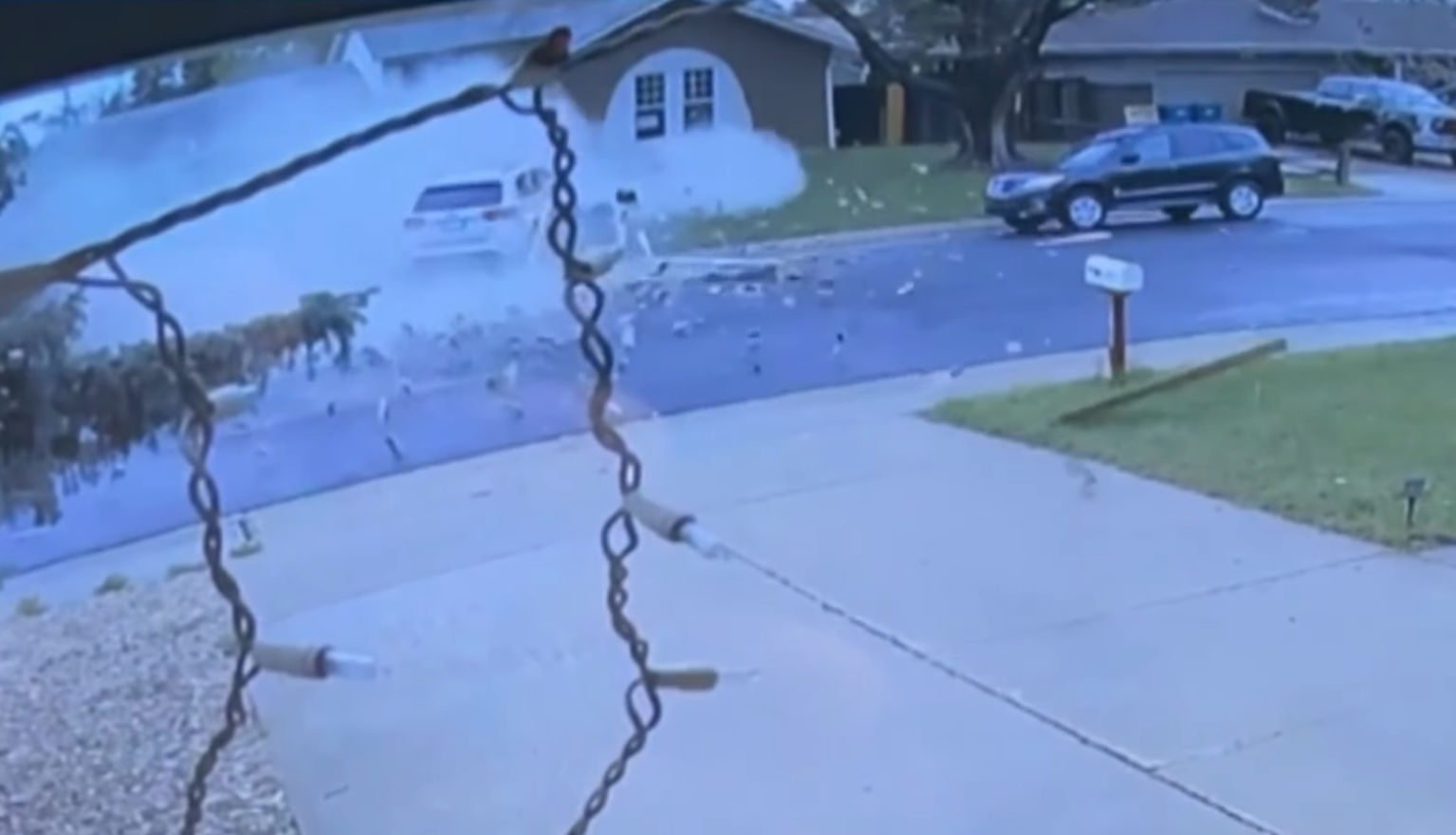 Дом стал мишенью для ДТП: мужчина потратил $30 тысяч, чтобы защитить семью (видео)