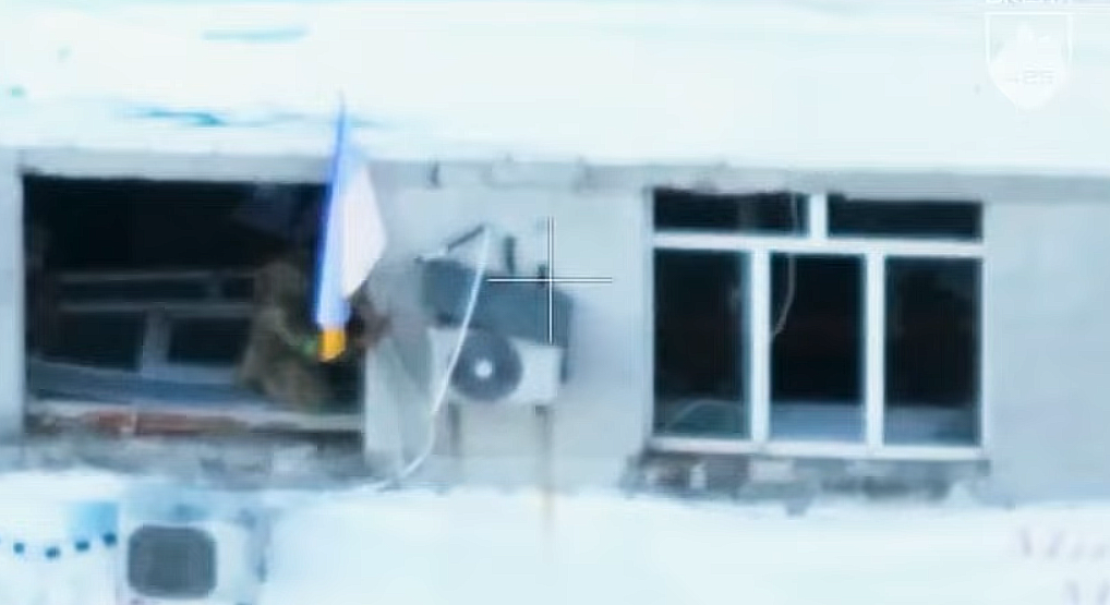 ВСУ вернули украинский флаг на мэрию Покровска (видео)