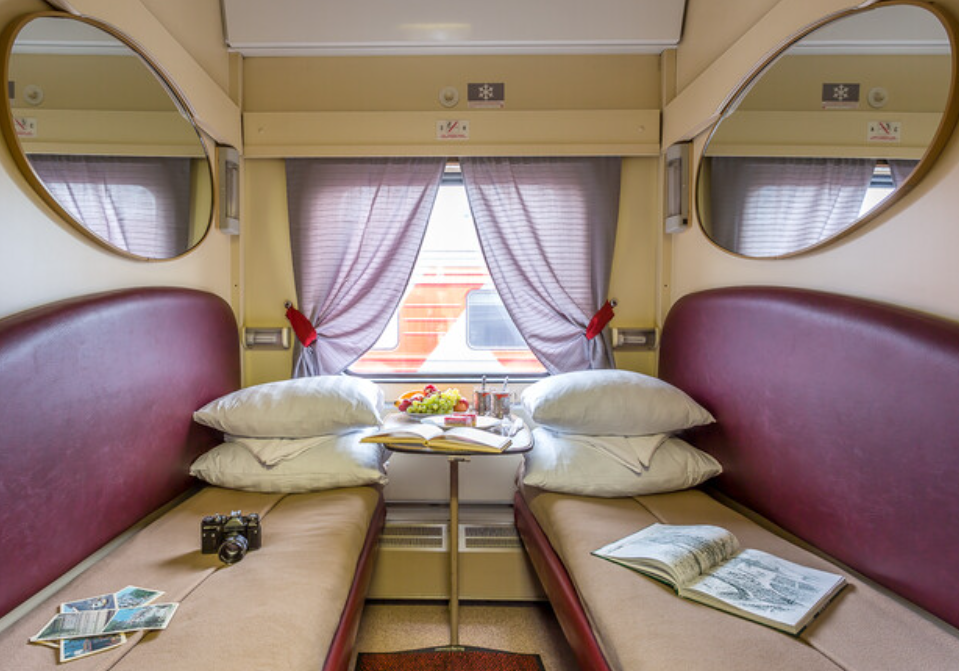 Украинка показала купе поезда "Укрзализныци" для VIP-клиентов (фото)