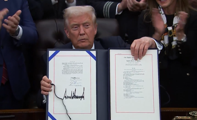 "Заставить страну работать": подпись Трампа завершила самый длинный шатдаун в истории США (видео)