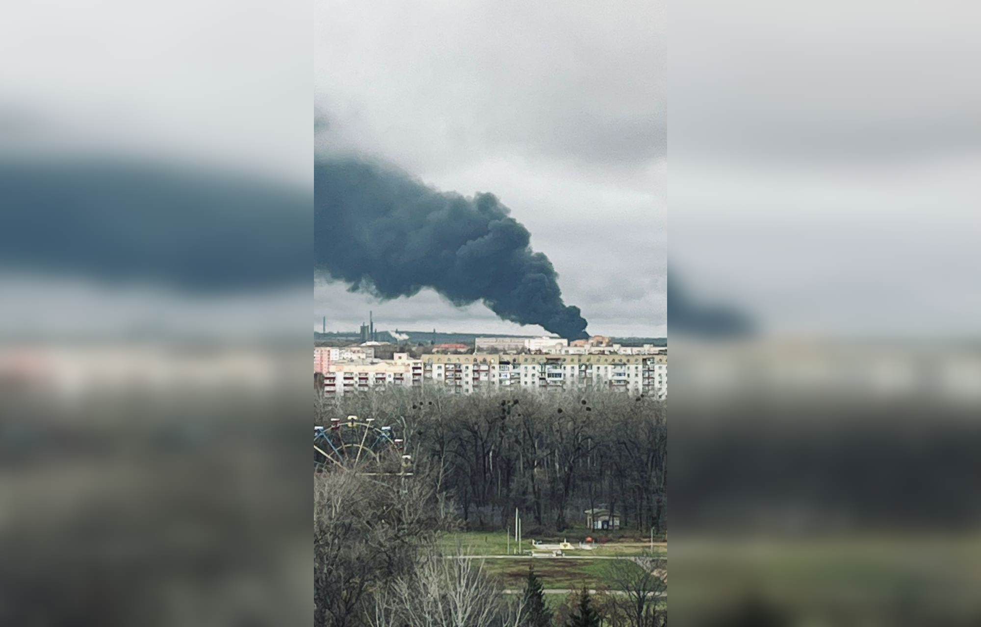 Сумы затянуло дымом после удара РФ: горожан просят закрыть окна, подробности