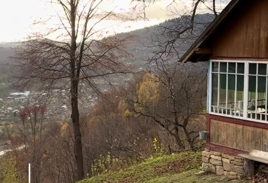 Украинцы живут в заброшенном доме в Карпатах: теперь им завидуют миллионы (фото)