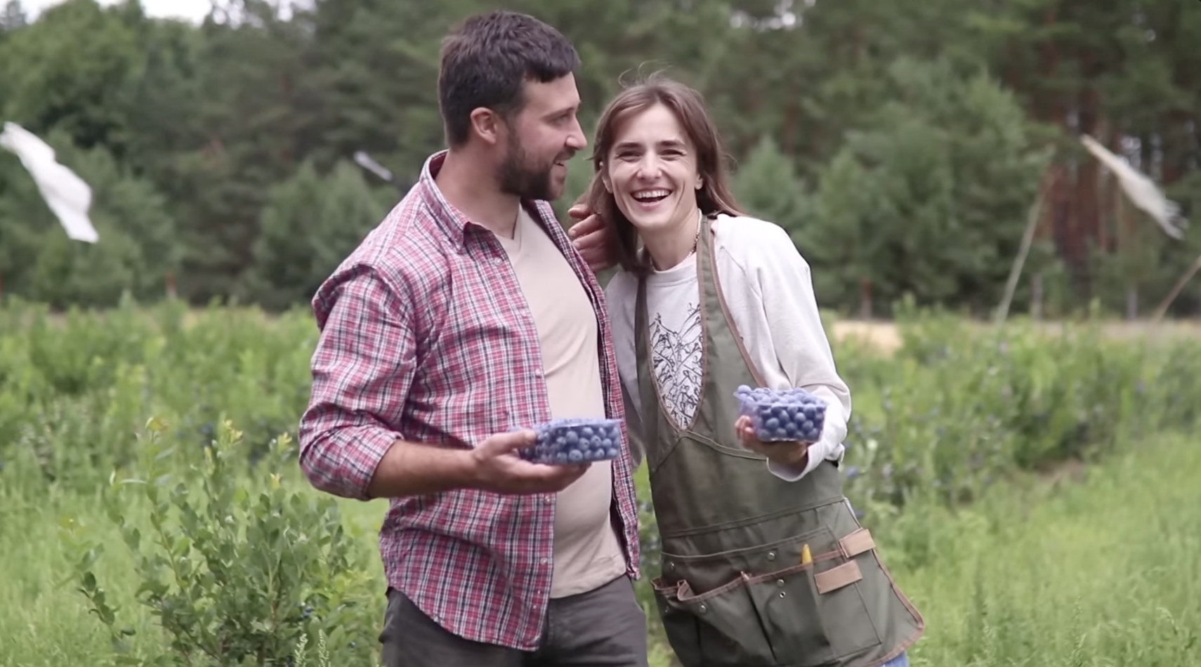 "Вы серьезно?": пара сбежала из Киева в село, где выращивает спаржу (фото, видео)