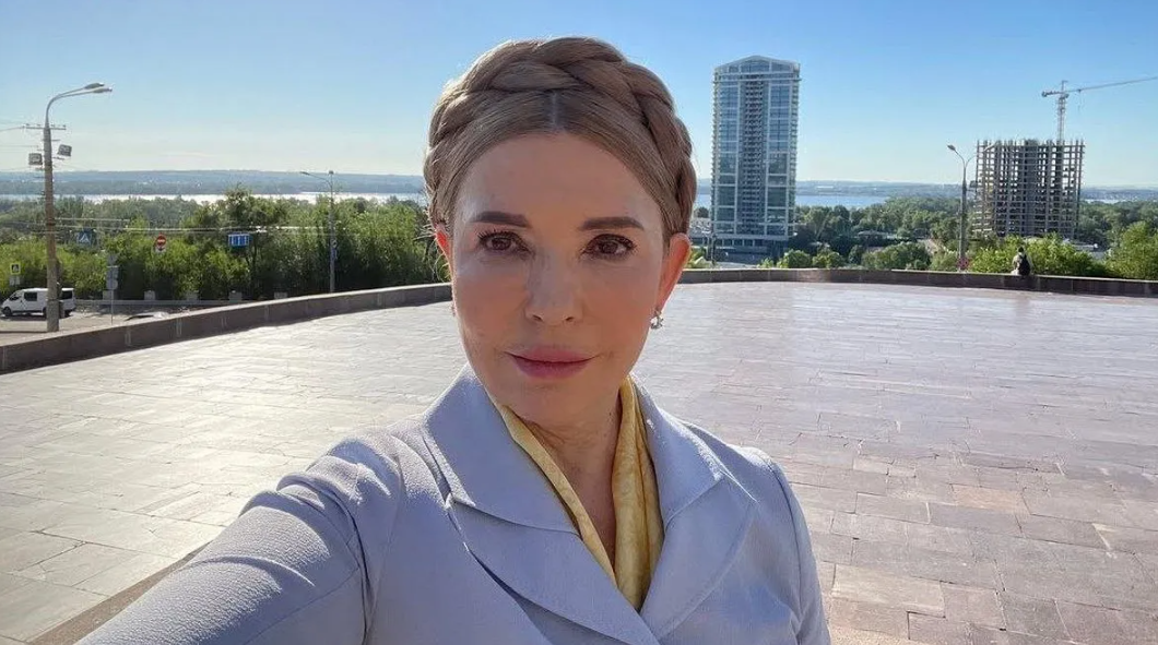 Юлия Тимошенко снова меняет имидж — пришла в Раду с "бабеттой" (фото)