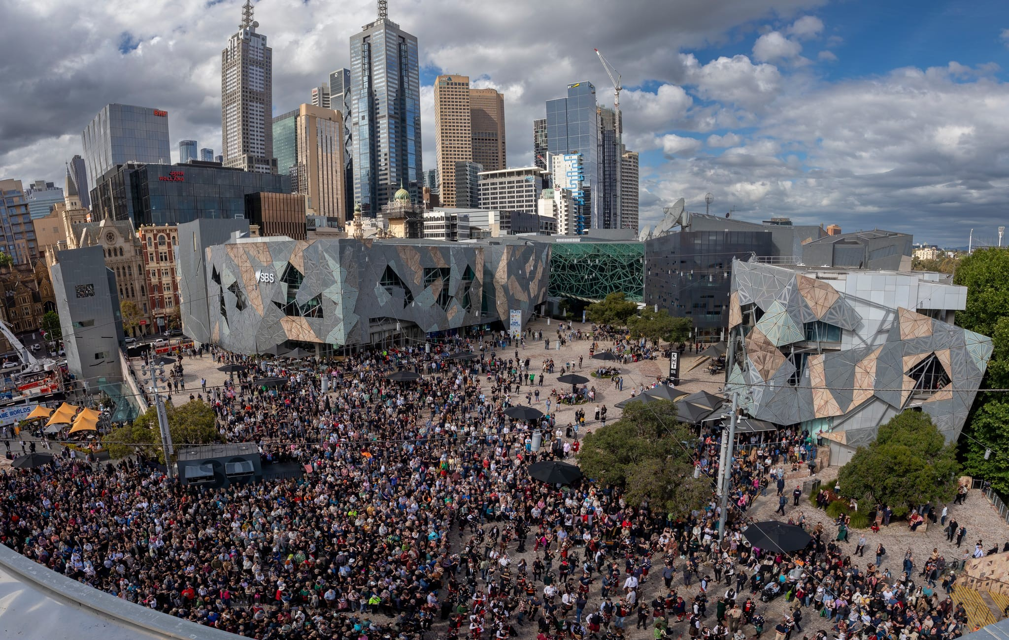 Исполнили хит AC/DC: сотни музыкантов с волынками установили неожиданный мировой рекорд (видео)