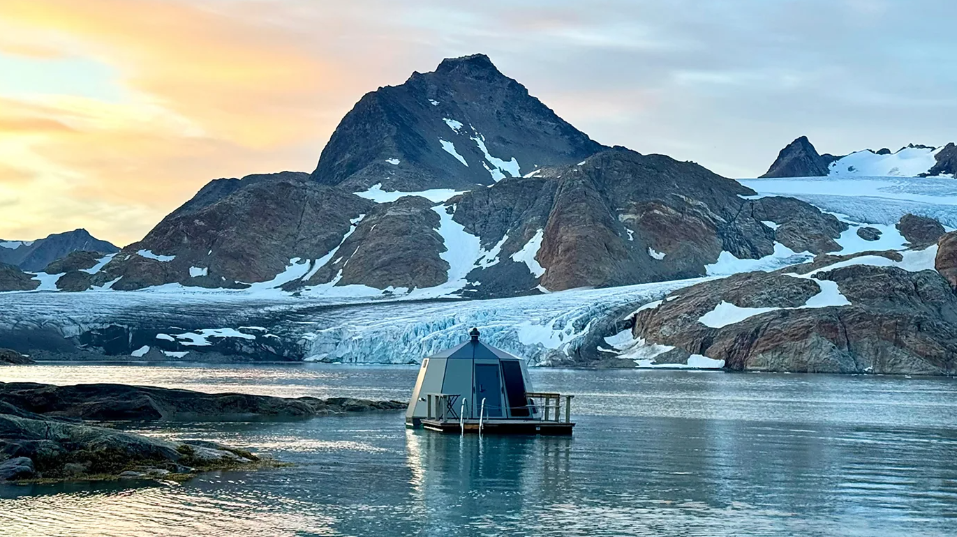 Женщина провела ночь в доме, который дрейфует среди айсбергов: что произошло дальше