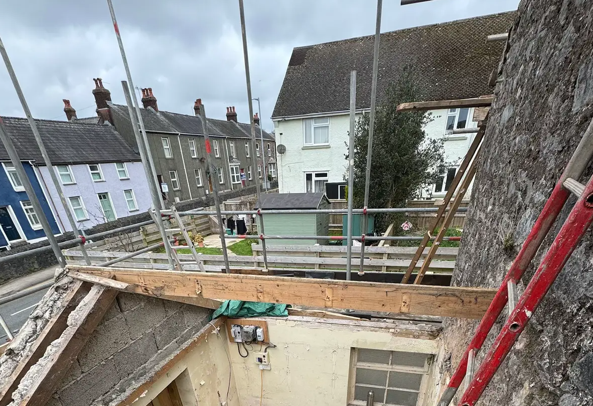 "Мы купили худший дом на улице, где крыс больше, чем пола, а теперь там классно"