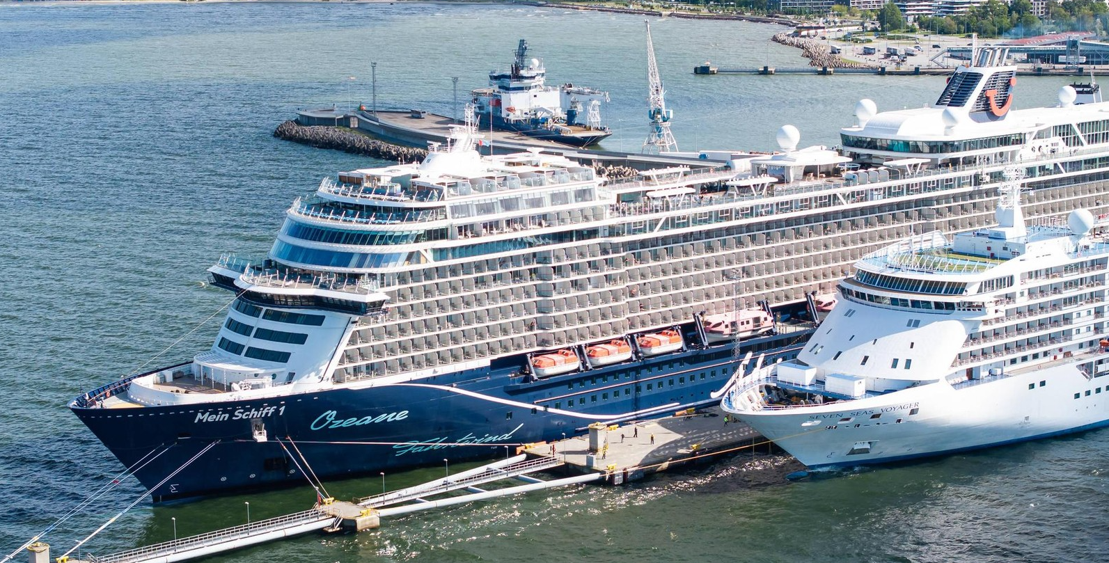 Круиз превратился в кошмар: туристы прыгали в море, спасаясь с тонущего корабля (фото)