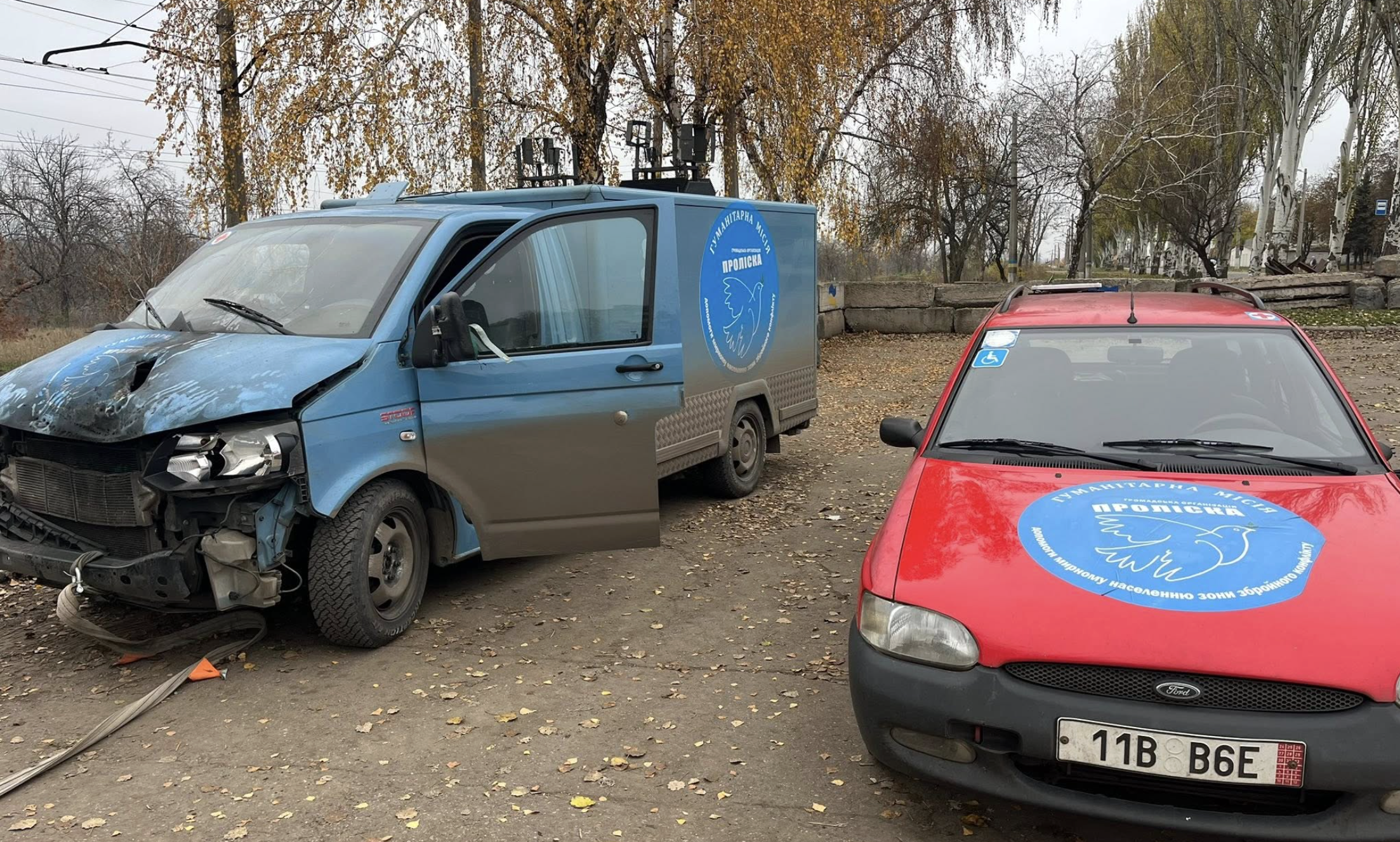 В Константиновке авто с иностранными журналистами и волонтерами попал под обстрел: видео атаки
