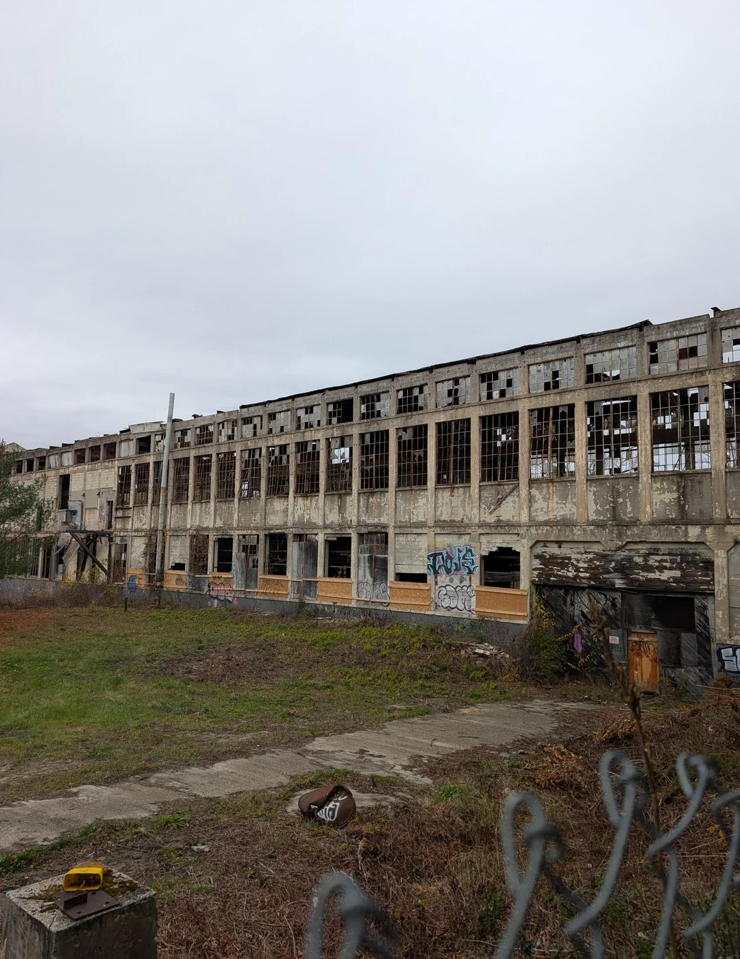 Блогер побывал на старой заброшенной фабрике: что он нашел внутри (фото)