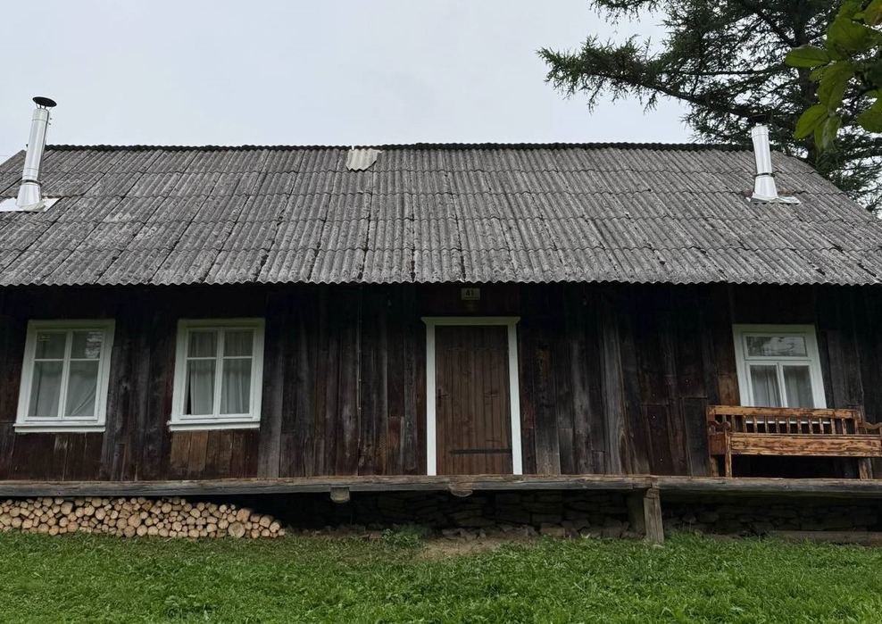 Люди не верят своим глазам, когда заходят в старый дом в селе (фото)