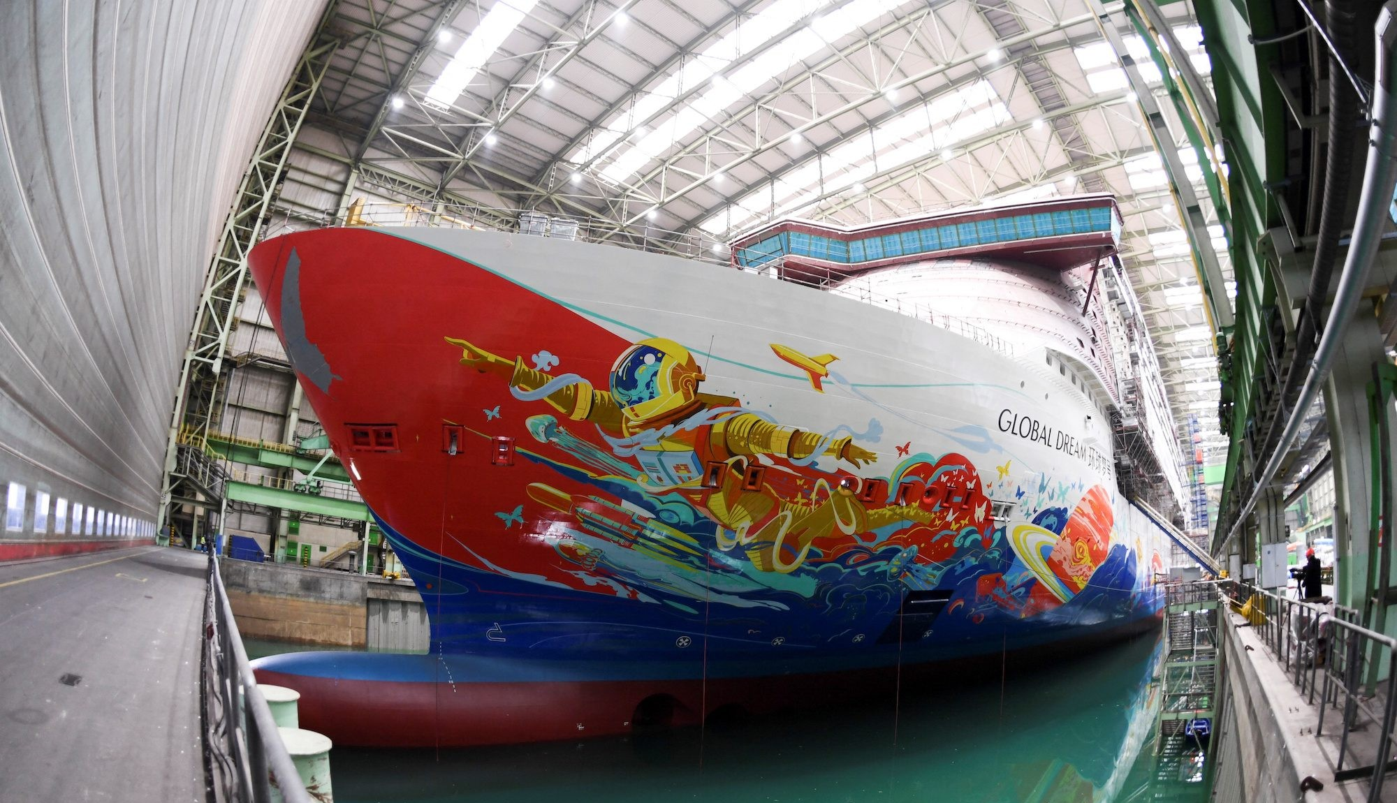 Мегалайнер Disney, который хотели разобрать на металлолом, выходит в первое плавание (видео)