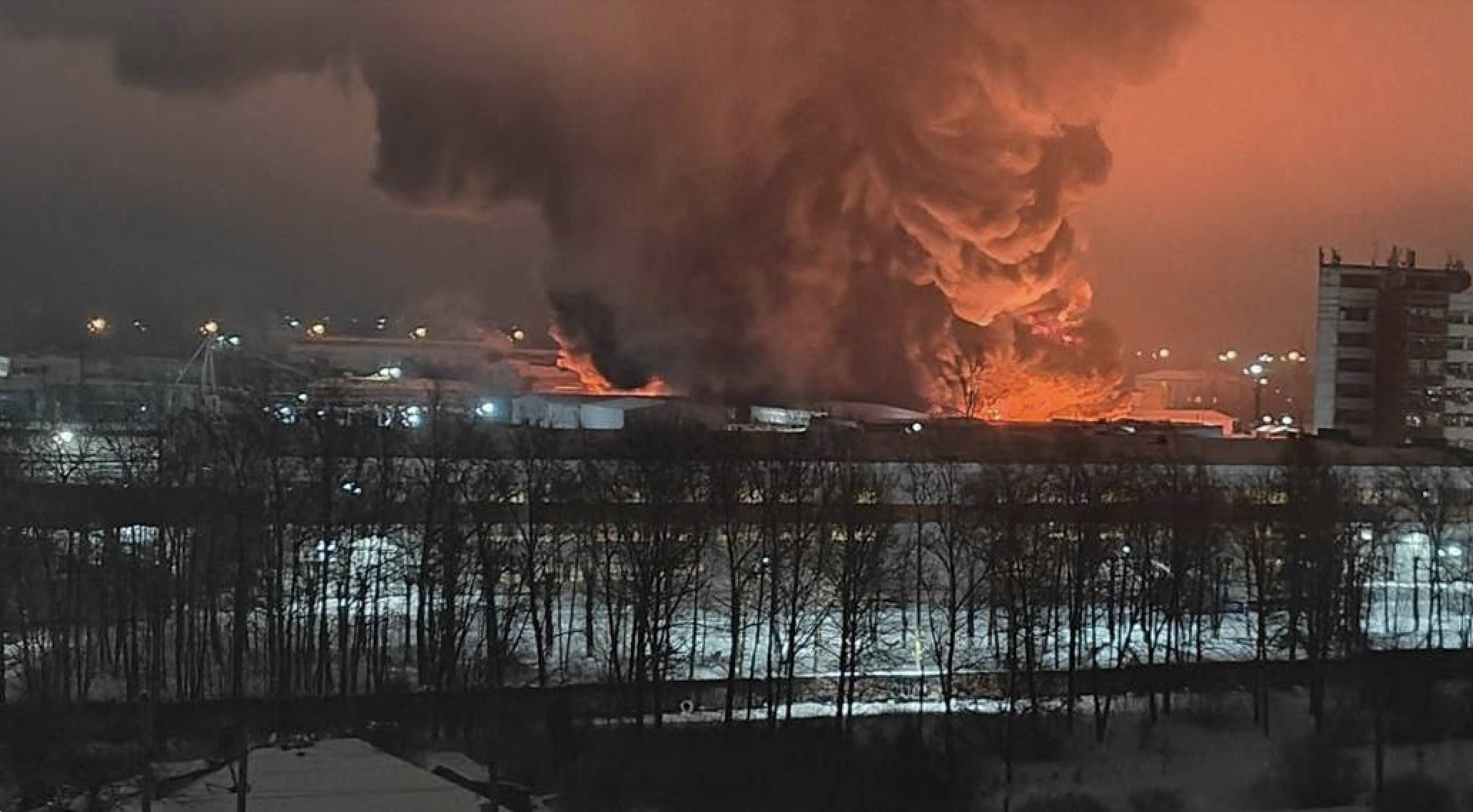 Беспилотники ударили по нефтехимическому заводу в Башкортостане: горит в нескольких местах (видео)