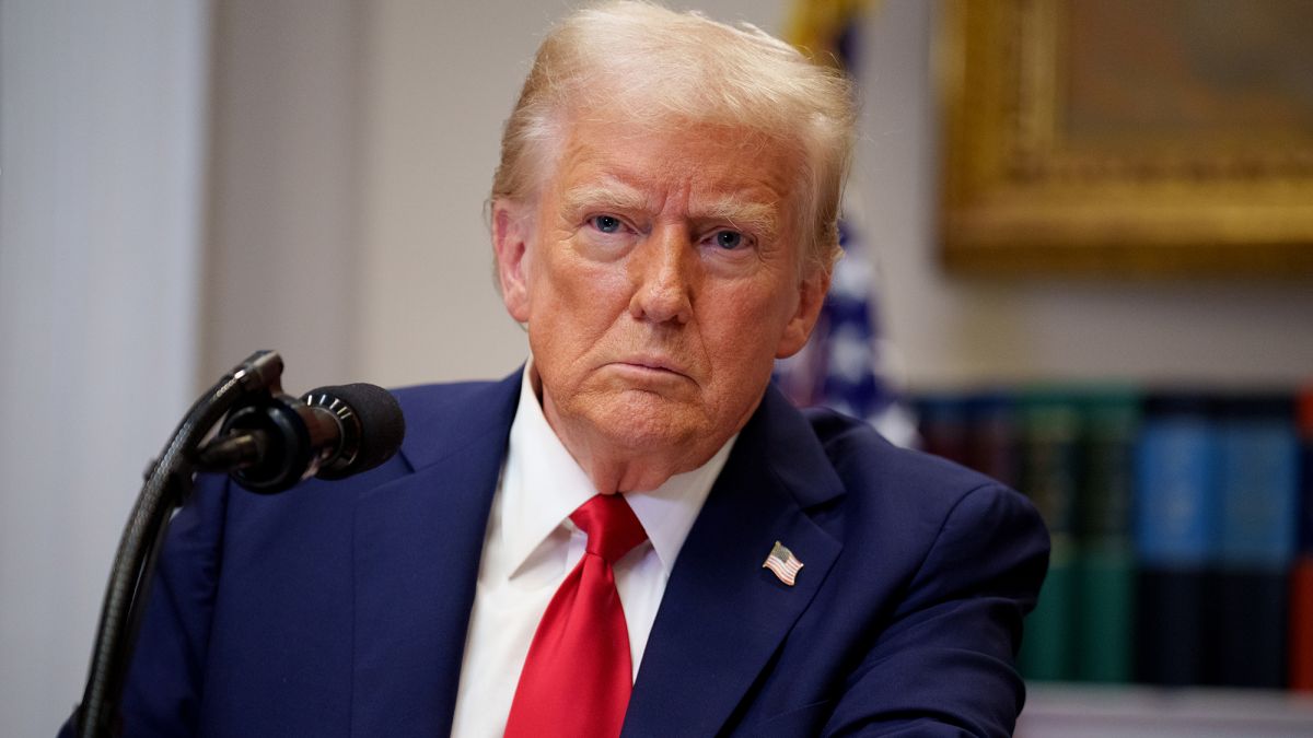 Трамп написал для Эпштейна "непристойное" письмо: он угрожает судом и называет его фейком