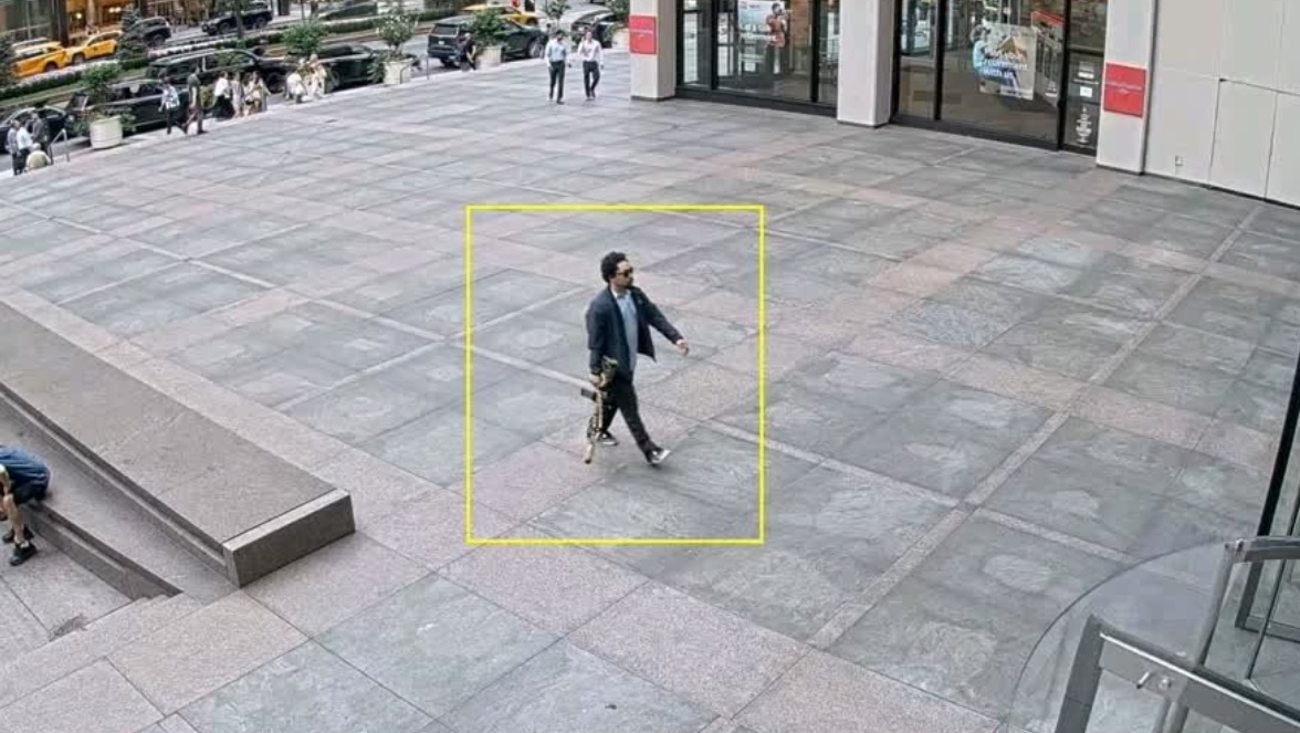 Шел по центру Манхэттена с винтовкой: мужчина расстрелял людей в небоскребе миллионеров (видео)