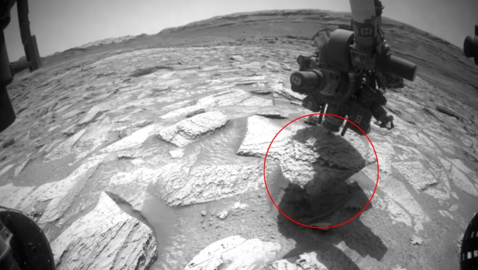 Марсохід Curiosity застряг у камені на Марсі: у NASA такої проблеми ще не було (відео)