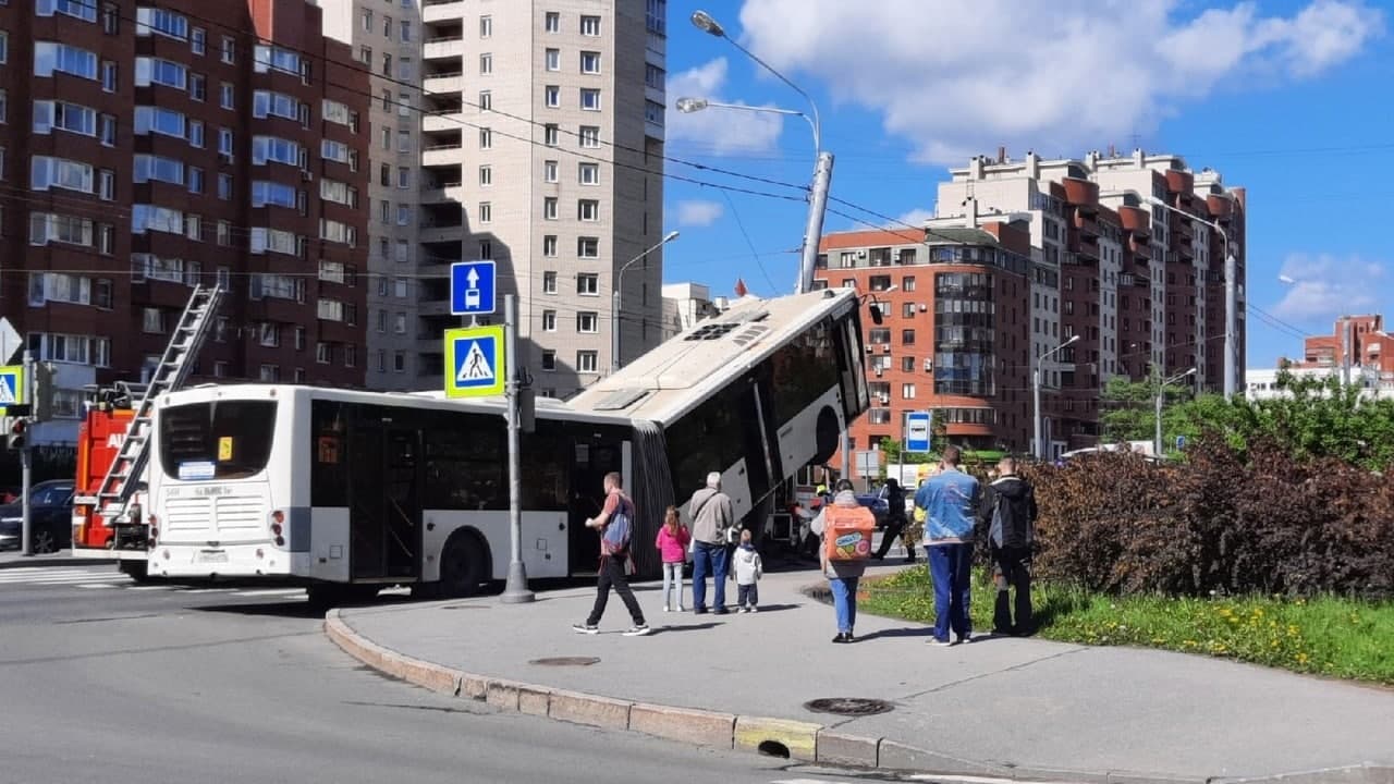 Автобус в питере сбил пешеходов. В Петербурге автобус врезался в столб. ДТП СПБ автобус Ленинский. Автобус наехал на столб в Санкт Петербурге. ДТП С автобусом в Санкт Петербурге.