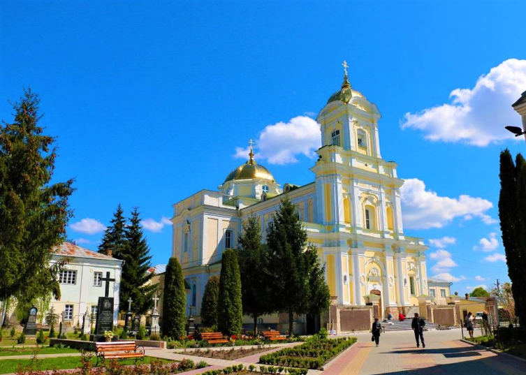 В Луцке на стенах собора нарисовали фрески с местными бизнесменами (фото, видео)