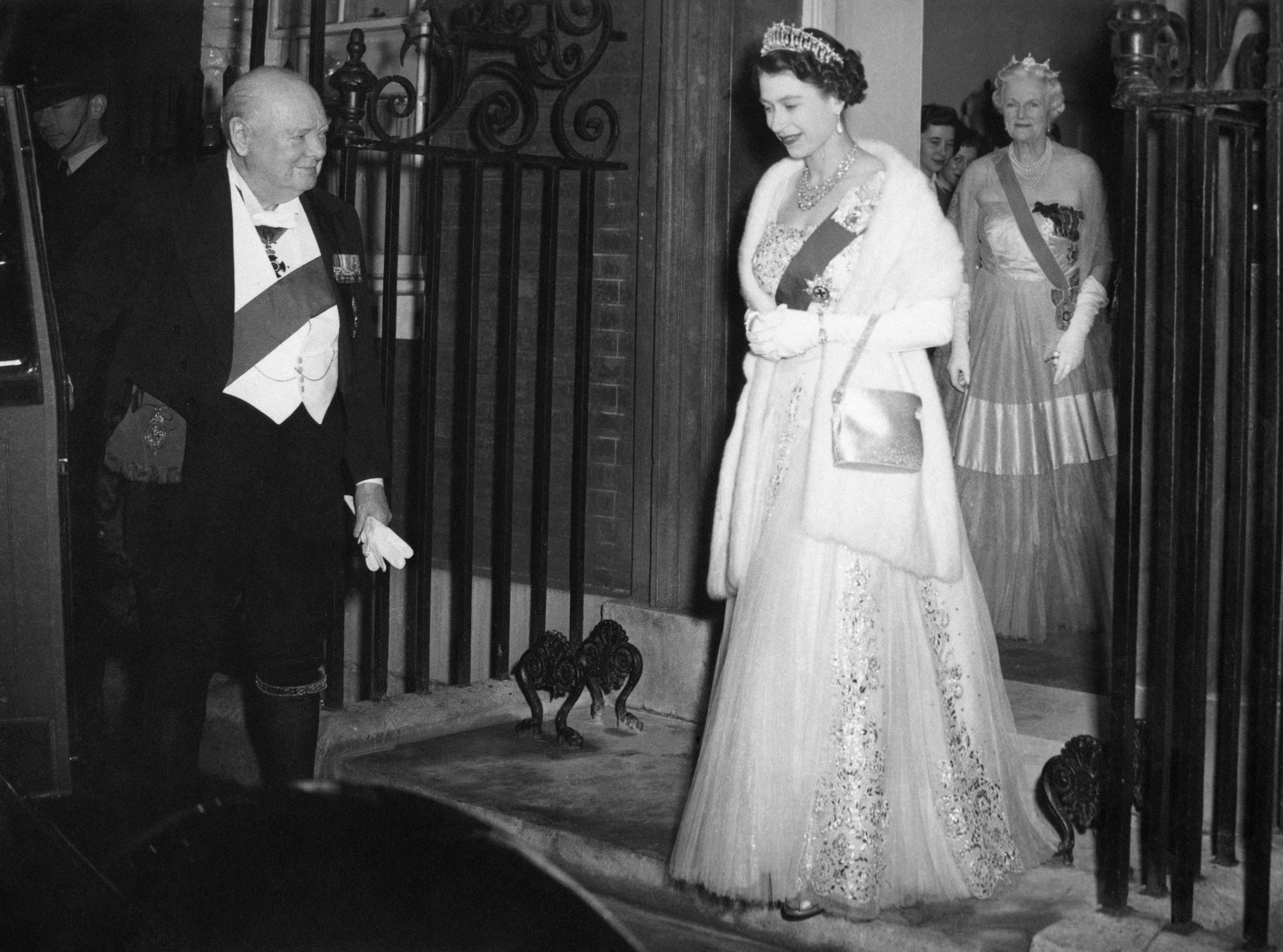 В англии умер король. Уинстон Черчилль с королевой.