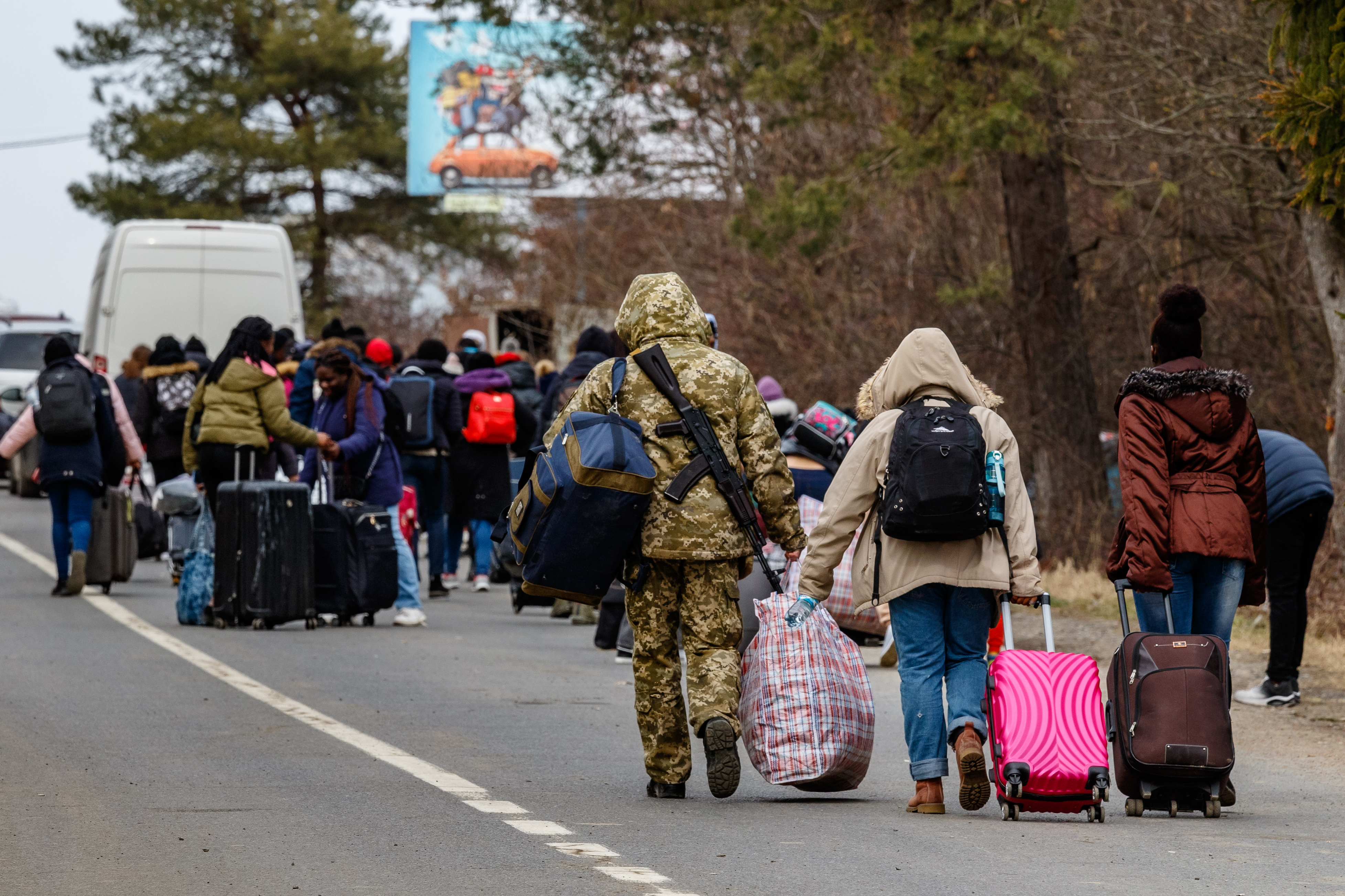 Украинцы убежали. Беженцы с Украины. Беженцы с Украины 2022. Беженцы с чемоданами. Беженцы из Украины в Россию.