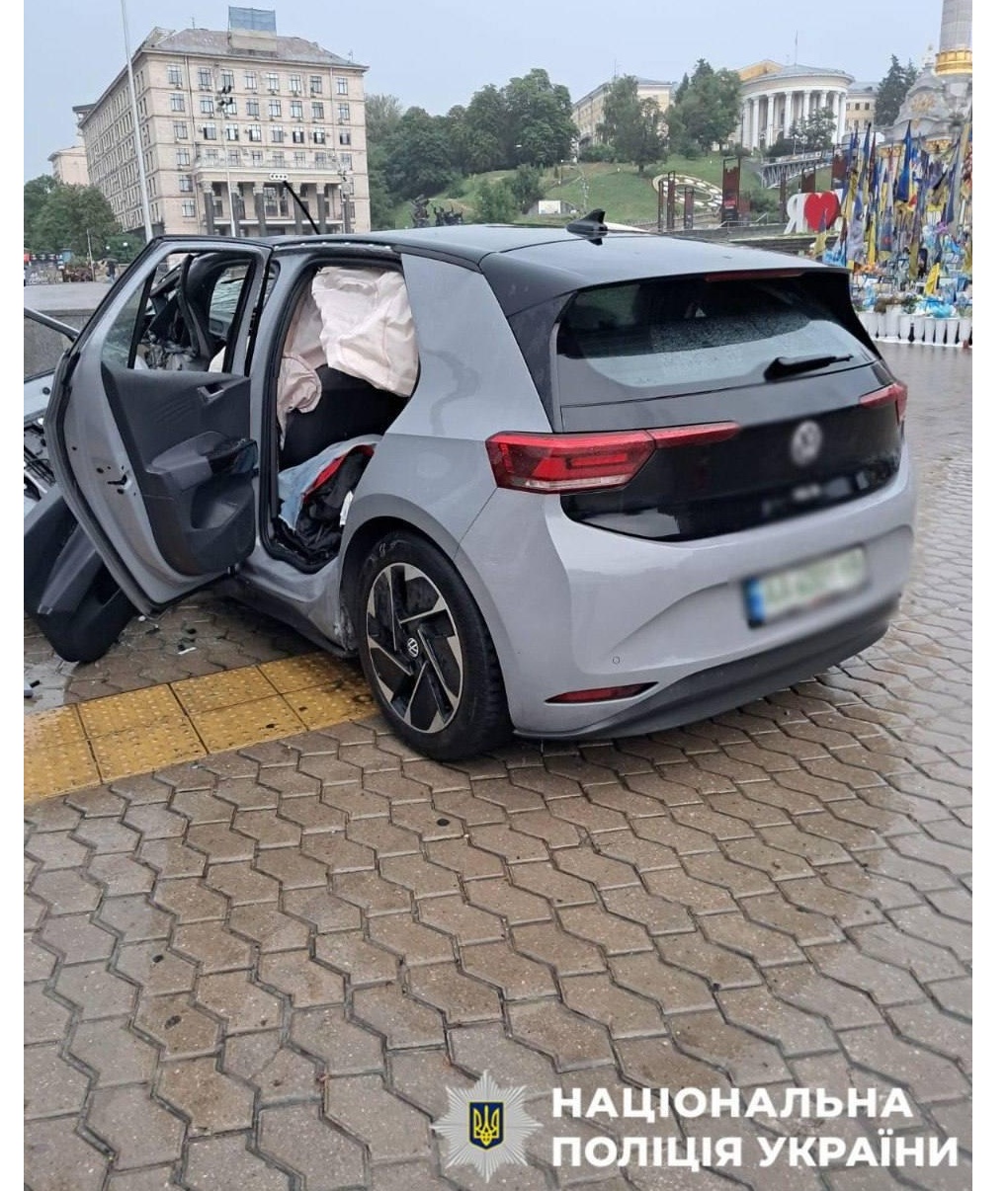 В Киеве на Майдане электрокар Volkswagen влетел в подземный переход (фото, видео)