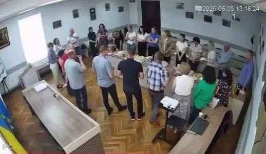 На Львівщині депутати забули вимкнути трансляцію: їхнє святкування потрапило у мережу (відео)