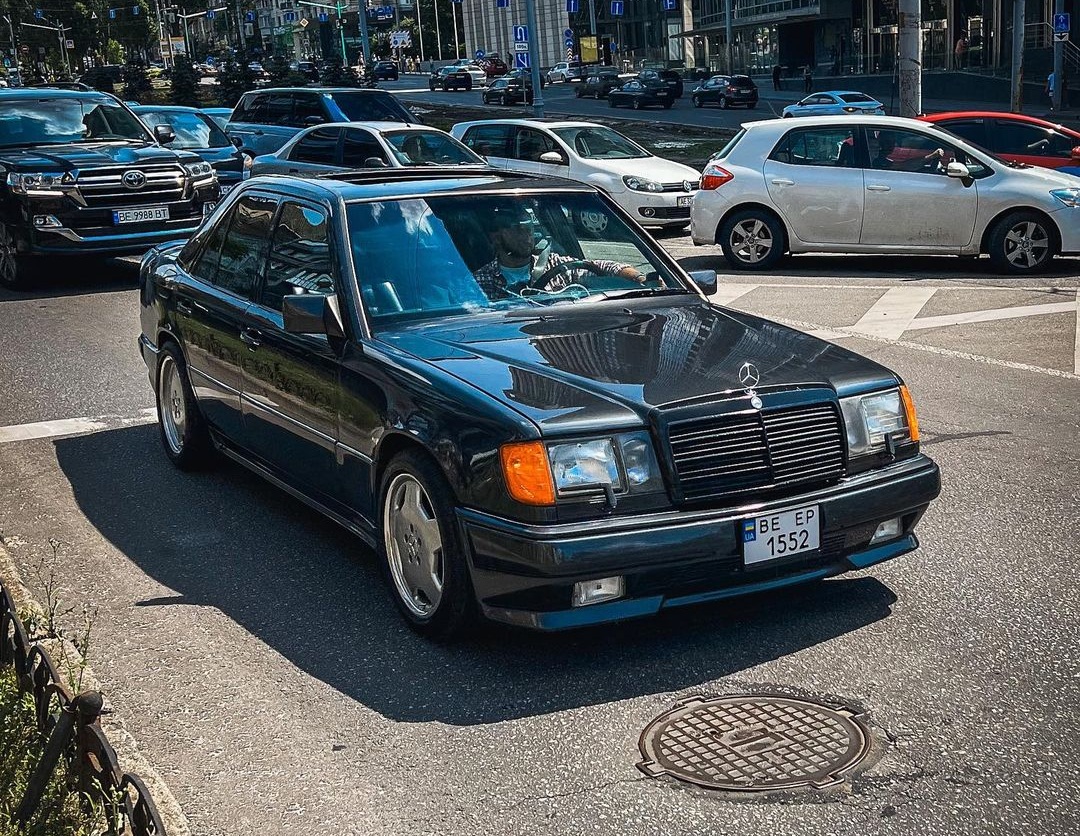 Звезда 90-х: в Киеве заметили очень редкий Mercedes W124 AMG (фото)