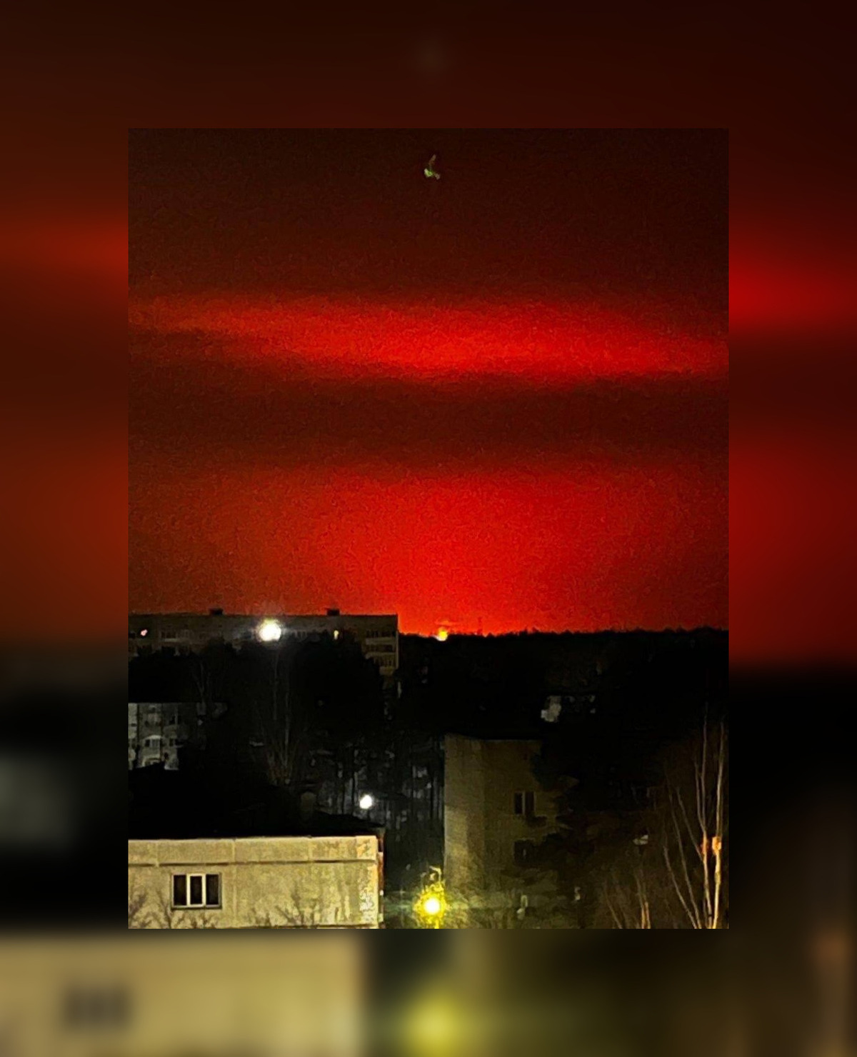 Другу ніч поспіль: Ленінградську область РФ масовано атакують дрони (відео)