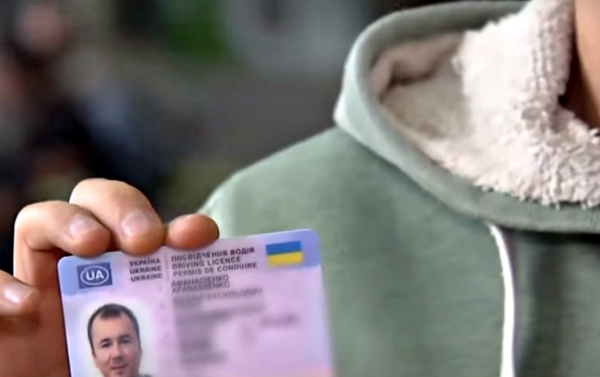 В Украине начали выдавать водительские права нового образца: что изменилось