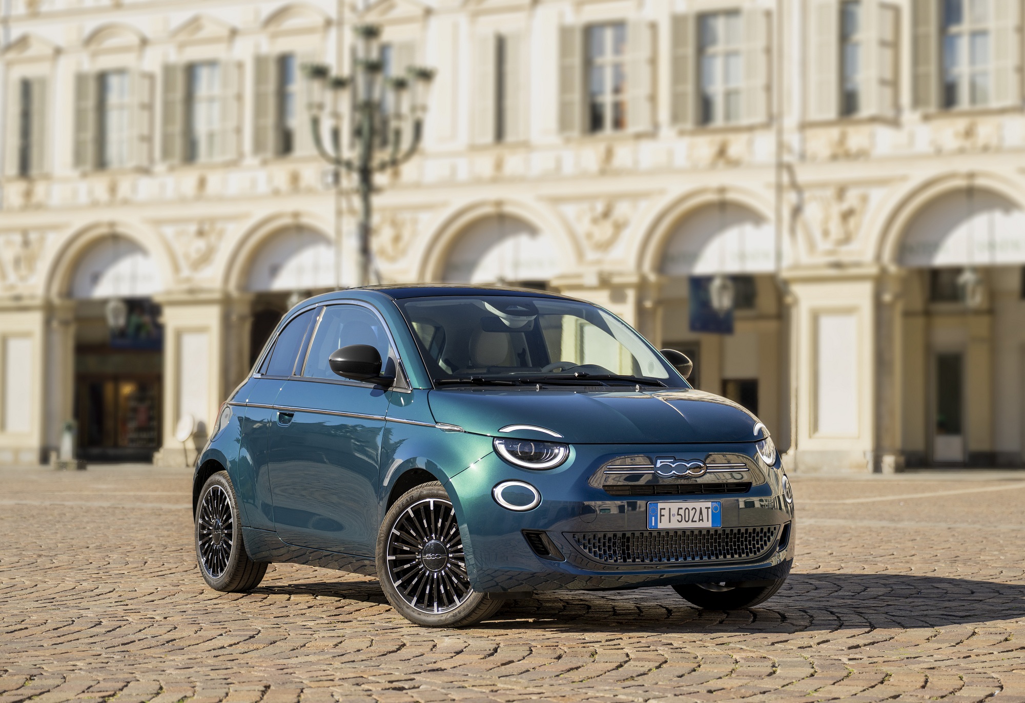 Незвичні двері та витрата 5,3 л на 100 км: FIAT випустив нед