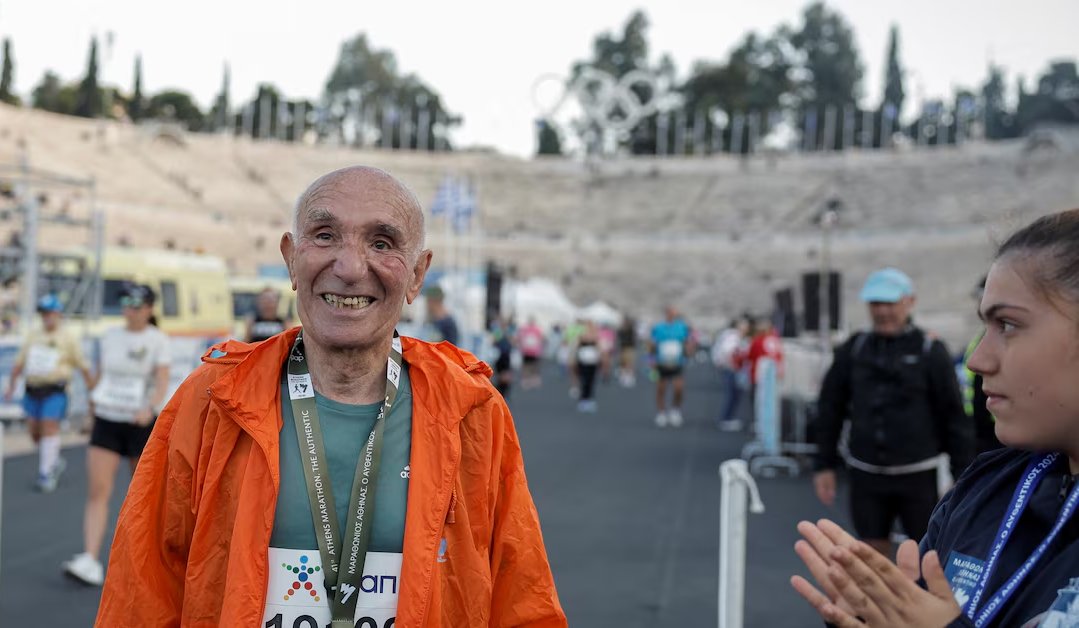 Вновь удивил мир: 88-летний пенсионер пробежал 42-километровый марафон (видео)