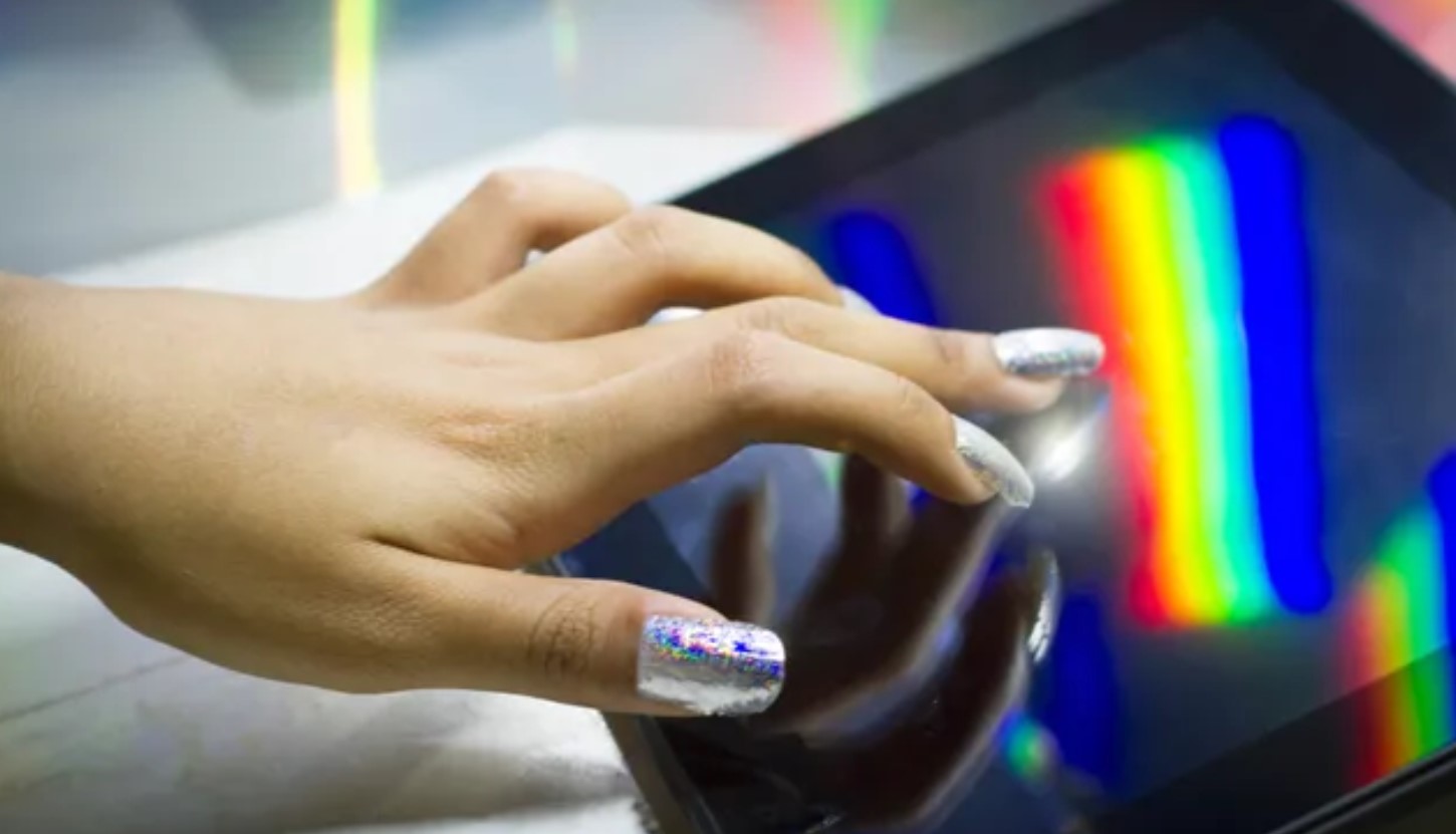 Створено незвичайний лак для нігтів: перетворює ніготь на стилус для сенсорних екранів