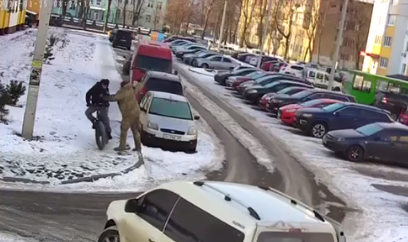 Столкнули на ходу: в Харькове люди в форме забрали в "бус" велосипедиста (видео)