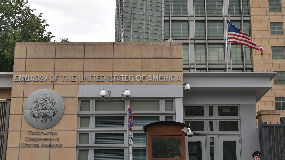Территория американского посольства в Москве
