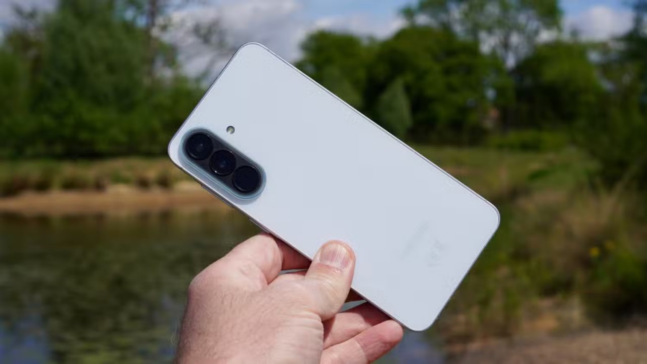 Один з найдешевших смартфонів Samsung вразив експерта: на що він здатний (фото)