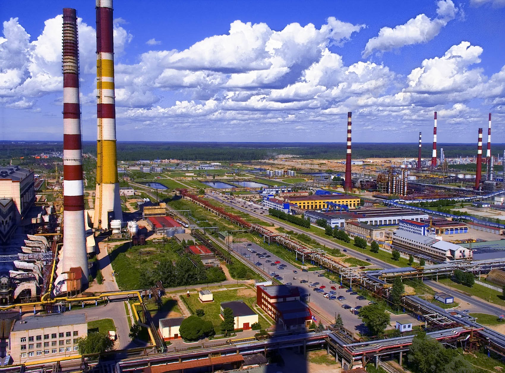 Ленінградську область РФ масовано атакували дрони: під атакою міг опинитися великий НПЗ, здійнялася пожежа